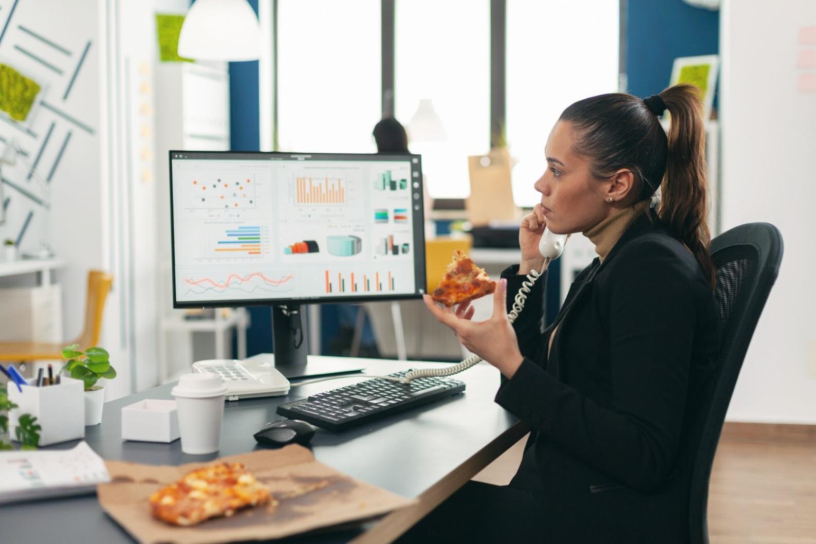 Equipo trabajando en proyecto de aprendizaje colaborativo