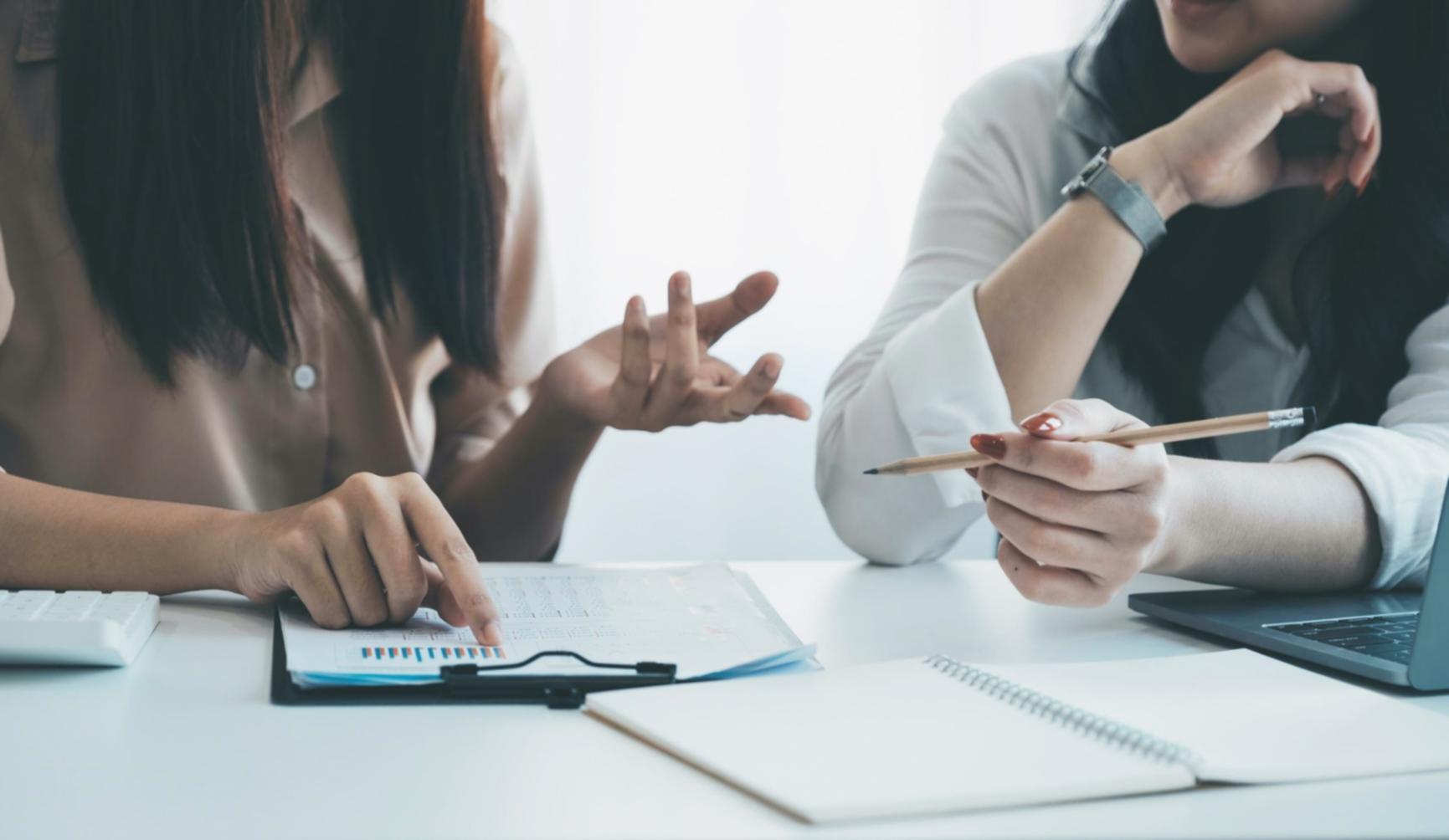 Estudiante analizando datos de búsqueda en dispositivo