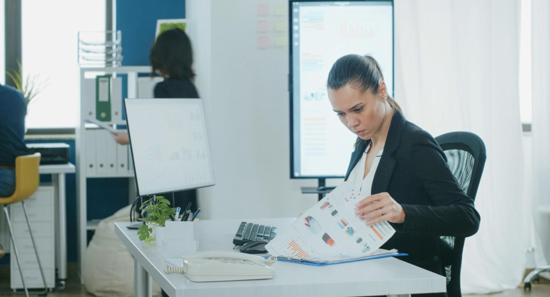 Instructor revisando análisis de rendimiento técnico
